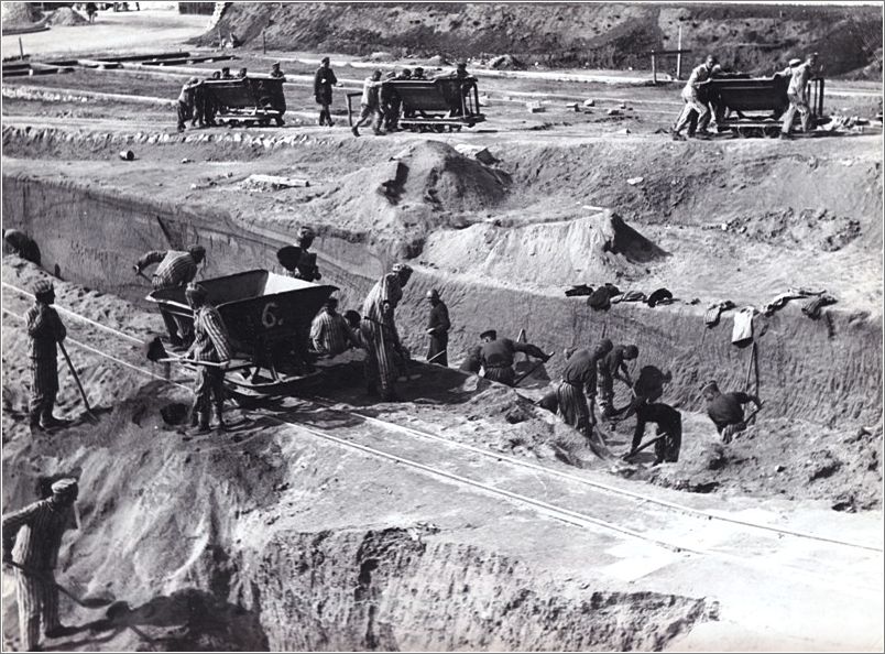 Mauthausen inmates labour in the Quarry